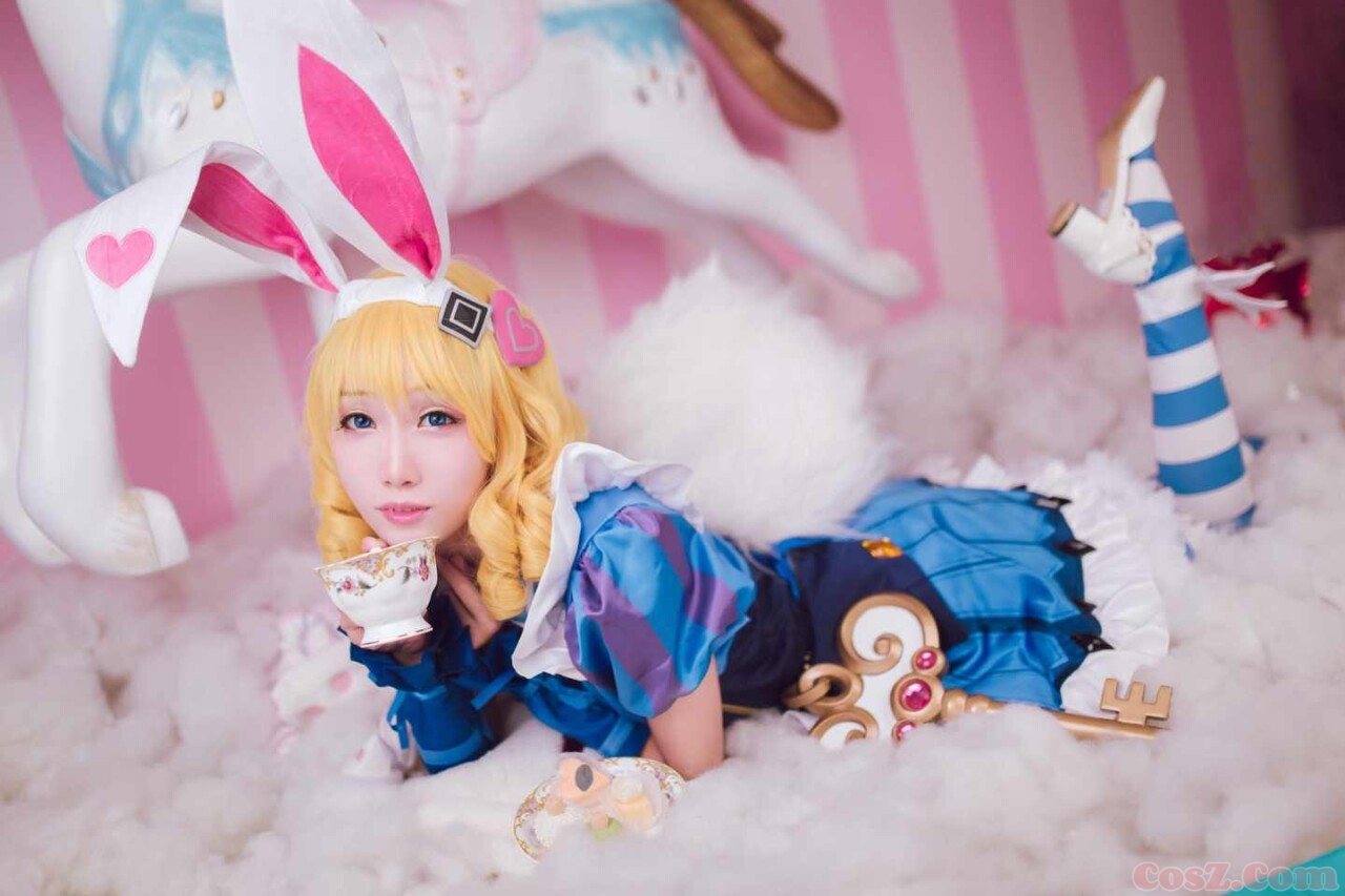 旗袍确实不错但是我怎么感觉这个小哥哥笑的好恐怖!