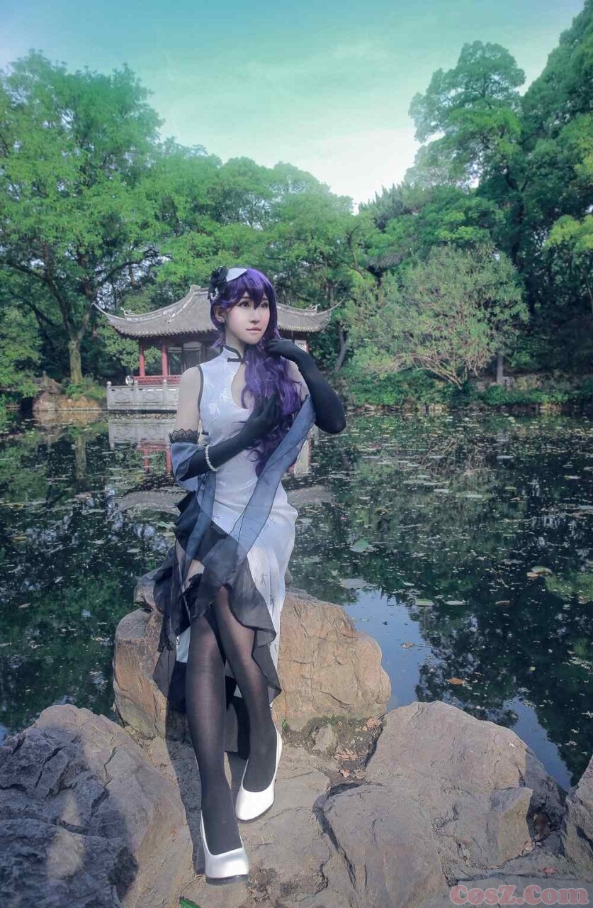 民国时期大户的九姨太穿着这种旗袍配上黑高跟