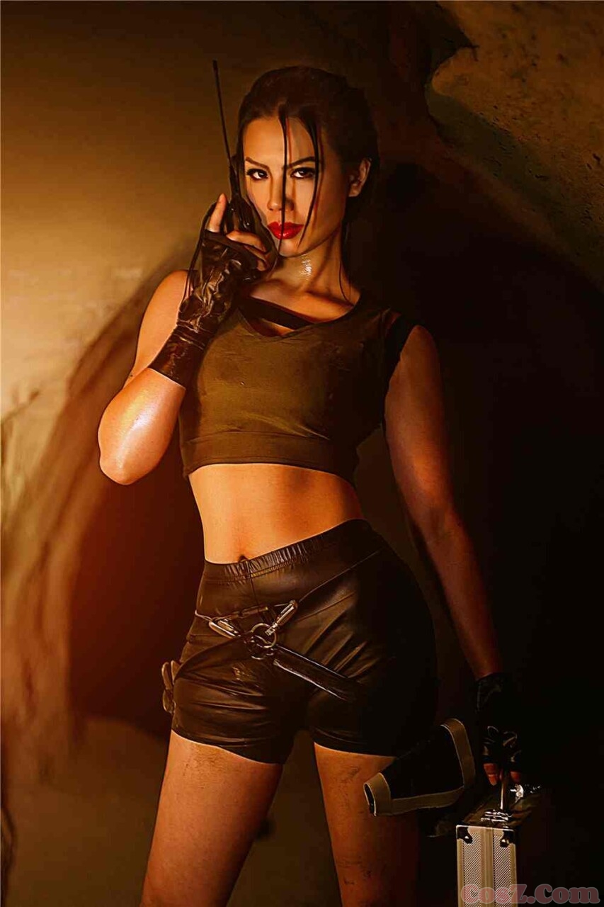 旗袍确实不错但是我怎么感觉这个小哥哥笑的好恐怖!