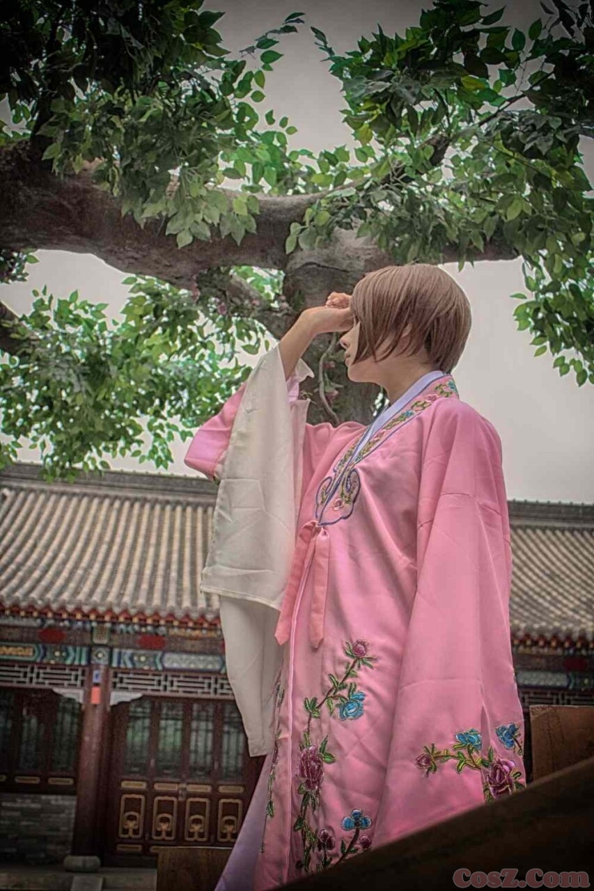 旗袍确实不错但是我怎么感觉这个小哥哥笑的好恐怖!