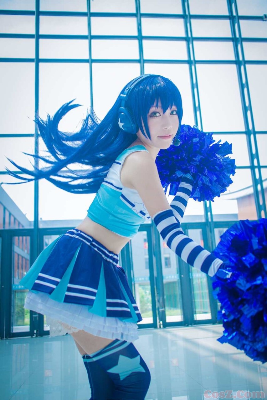 旗袍确实不错但是我怎么感觉这个小哥哥笑的好恐怖!