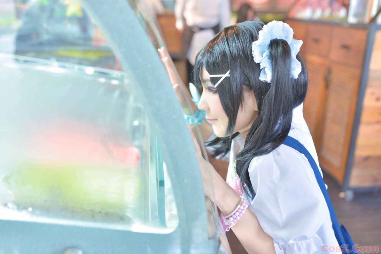 清风垂露万般媚，芙蓉暧昧并蒂娆！