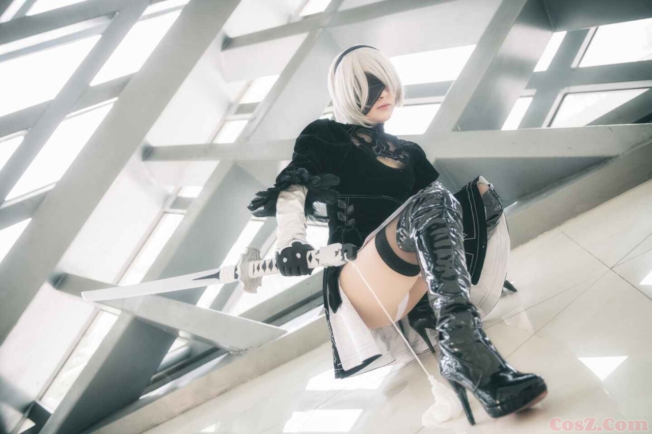 旗袍确实不错但是我怎么感觉这个小哥哥笑的好恐怖!