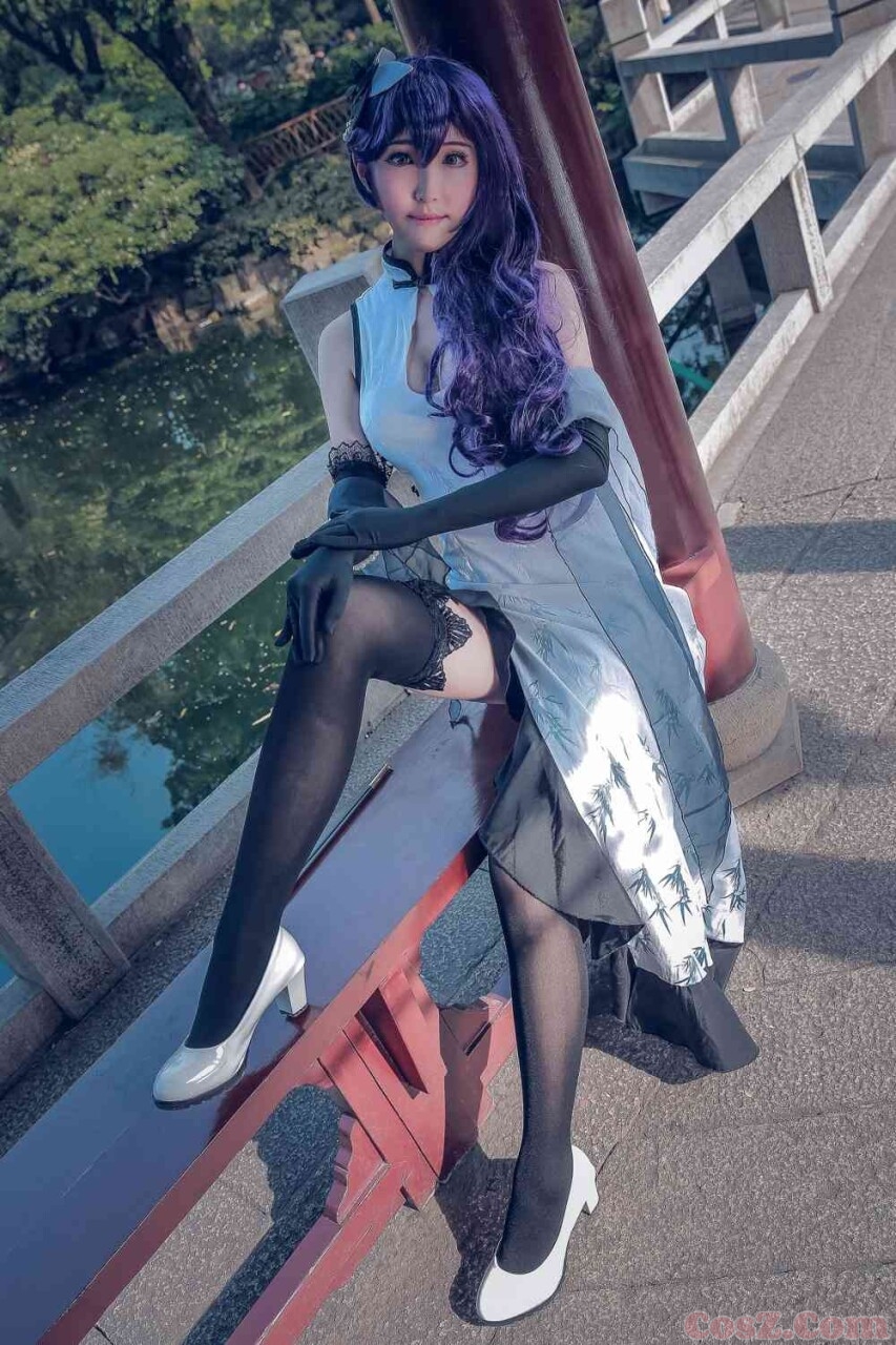 民国时期大户的九姨太穿着这种旗袍配上黑高跟