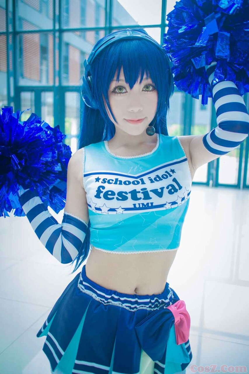 旗袍确实不错但是我怎么感觉这个小哥哥笑的好恐怖!