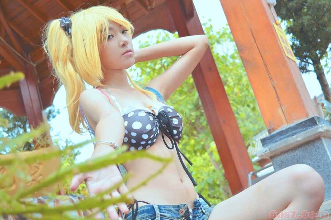 旗袍确实不错但是我怎么感觉这个小哥哥笑的好恐怖!