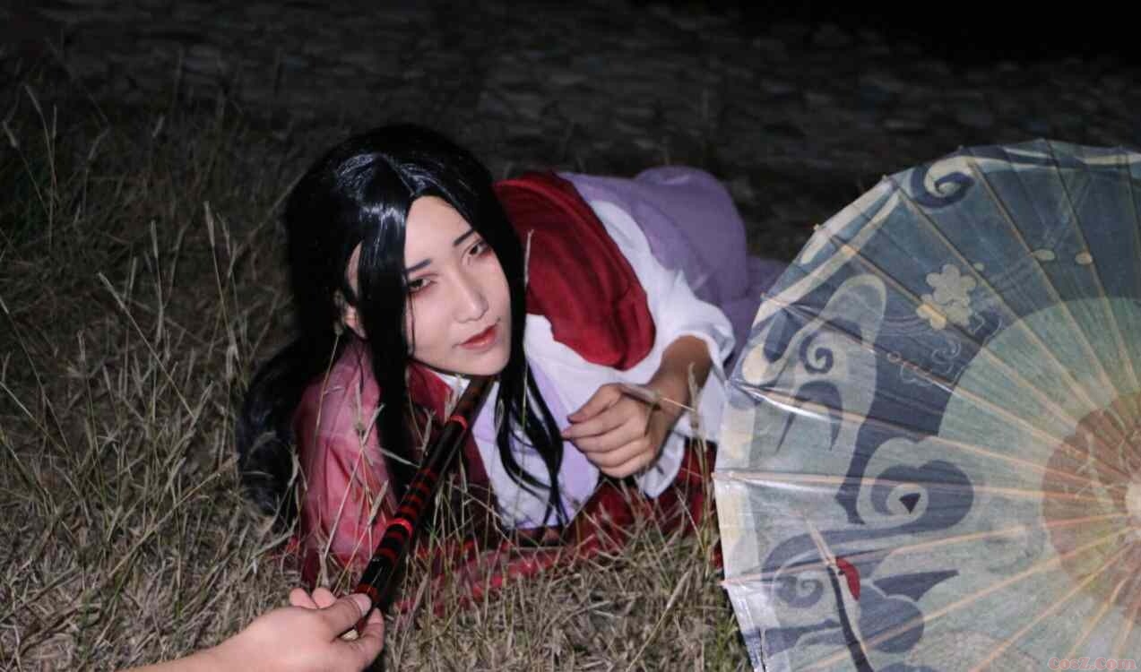 民国时期大户的九姨太穿着这种旗袍配上黑高跟