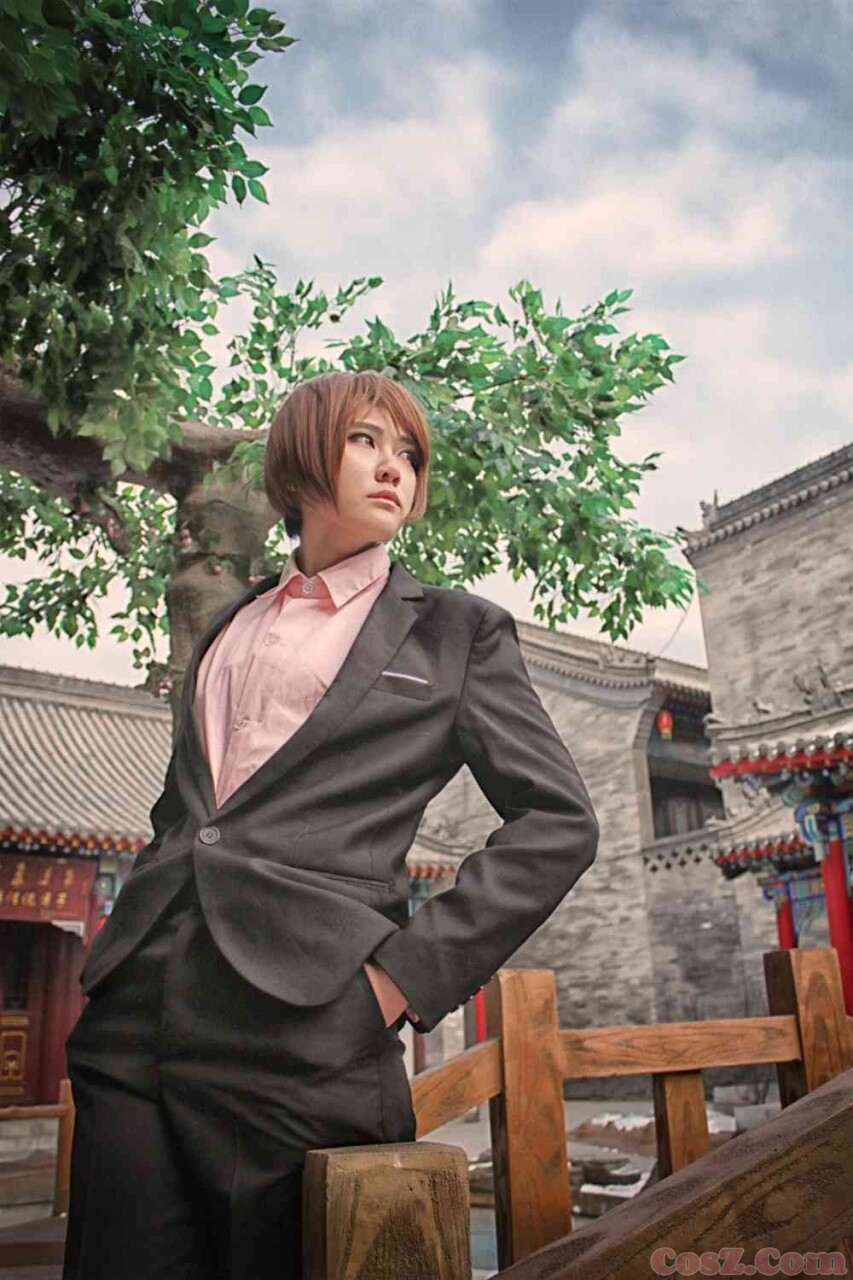 旗袍确实不错但是我怎么感觉这个小哥哥笑的好恐怖!