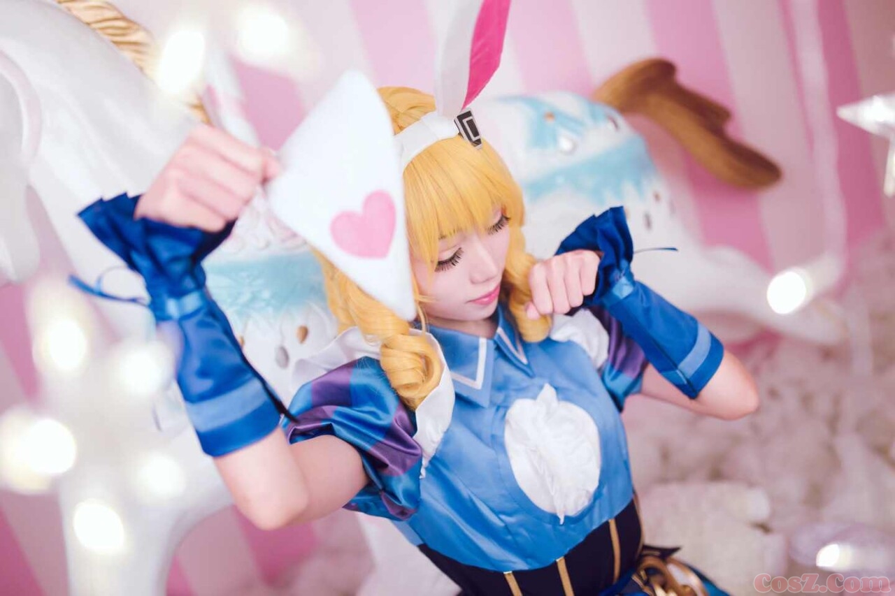 旗袍确实不错但是我怎么感觉这个小哥哥笑的好恐怖!