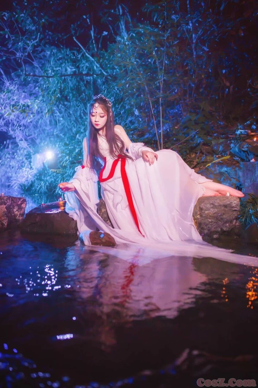 一只活蹦乱跳的小白鲤光效很好